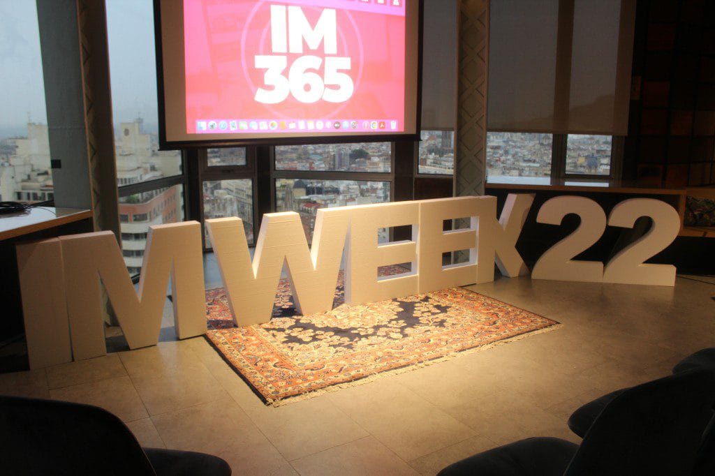 Letras gigantes como telón de fondo en tu evento&nbsp;Hispamer Noticias