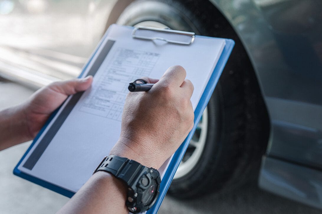 A man checklist in service cycle check of car and check tire air - Hispamer Noticias Hispamer Noticias