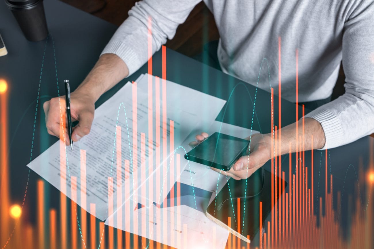 Multi exposure of man signing contract with phone and forex chart hologram Concept of financial market stock exchange investment in bonds - Hispamer Noticias Hispamer Noticias