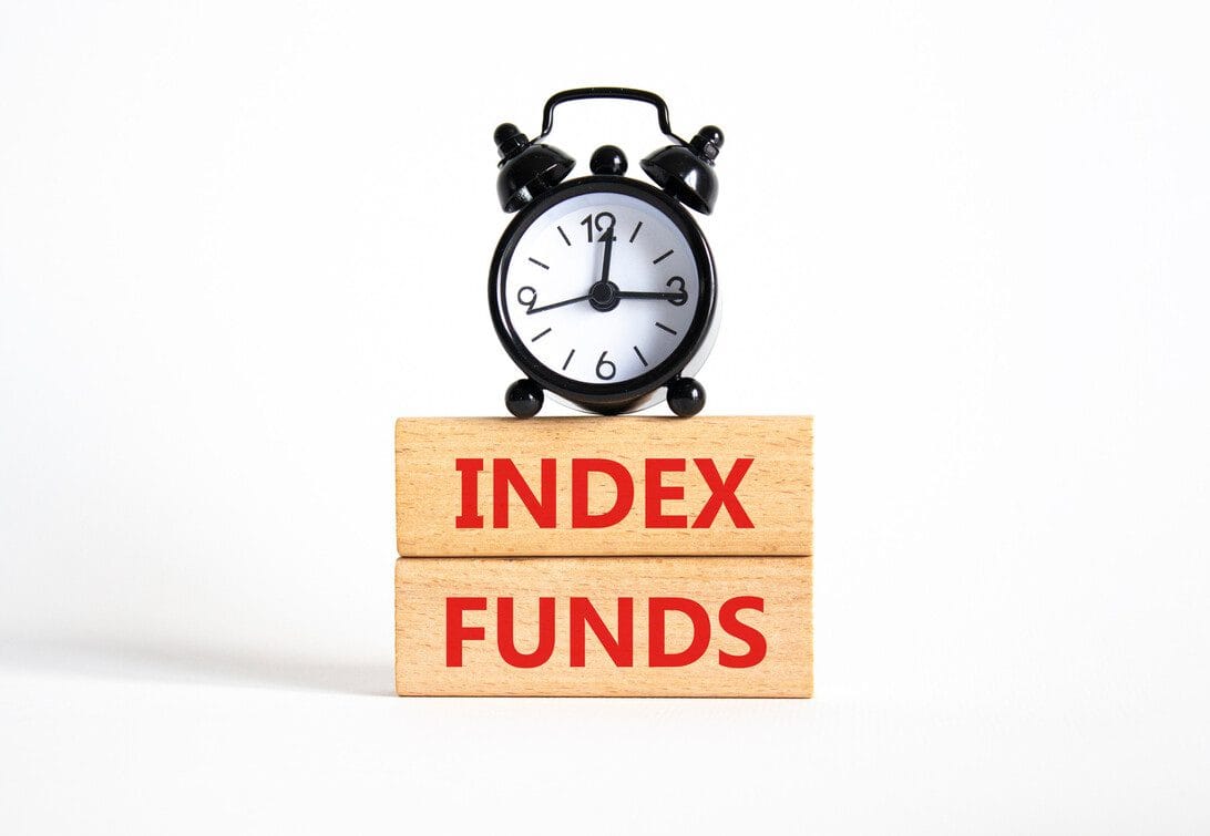 Index Funds symbol Concept words Index Funds on wooden blocks Beautiful white background with alarm clock Business and Index Funds concept Copy space - Hispamer Noticias Hispamer Noticias