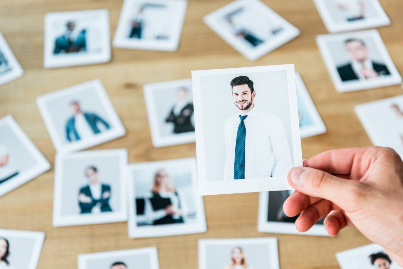 cropped view of recruiter holding photo with man in suit - Hispamer Noticias Hispamer Noticias
