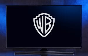 Monitor displaying the white Warner Bros shield logo on a dark screen.&nbsp;Hispamer Noticias