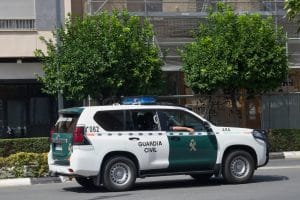 Guardia Civil UCO - Hispamer Noticias Spanish Guardia Civil SUV driving on a city street, green and white livery with crest and blue lights on top Hispamer Noticias