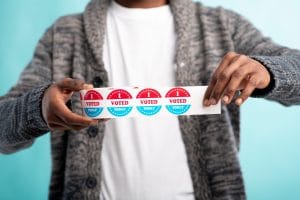 financiacion partidos - Hispamer Noticias Person holds a strip of red-and-blue 'I Voted Today' stickers stretched between their hands. Hispamer Noticias
