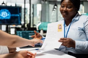 mercado laboral - Hispamer Noticias Professional woman hands a resume to a colleague across a desk in an office setting Hispamer Noticias