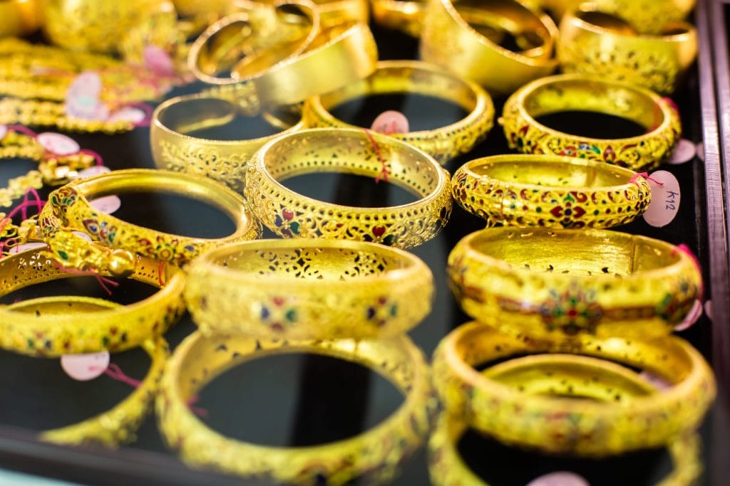 Assorted gold bangles with intricate filigree and colorful enamel on a display tray.&nbsp;Hispamer Noticias
