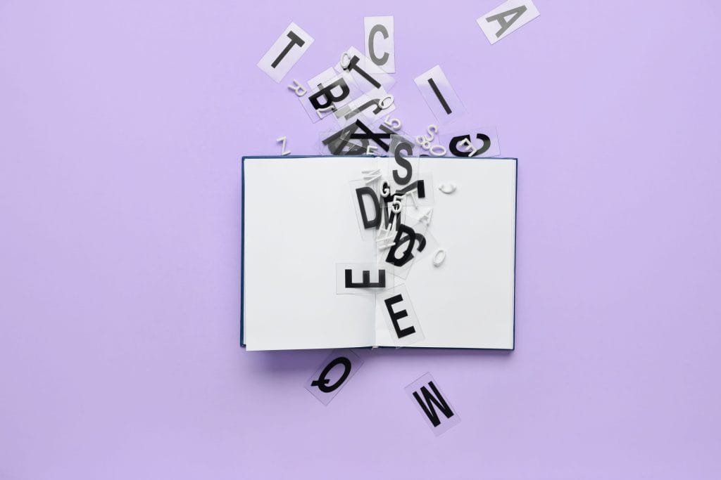 Open book with black letters spilling out onto a purple background, like words escaping from the pages.&nbsp;Hispamer Noticias