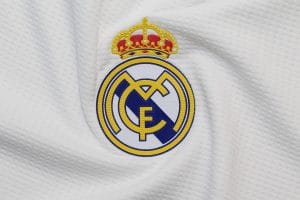 Embroidered Real Madrid crest on white jersey fabric with a crown above the emblem.&nbsp;Hispamer Noticias