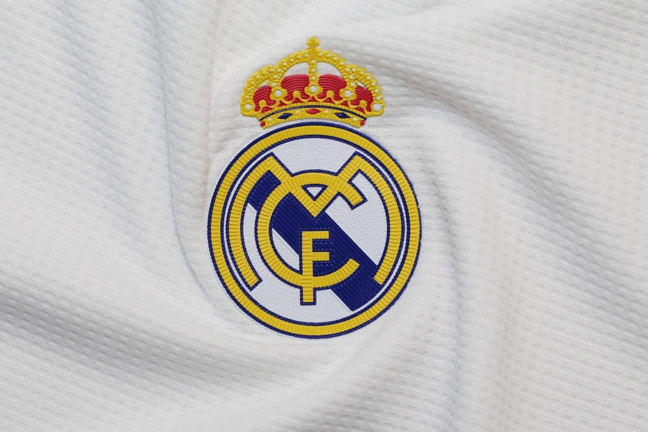 Embroidered Real Madrid crest on white jersey fabric with a crown above the emblem.&nbsp;Hispamer Noticias