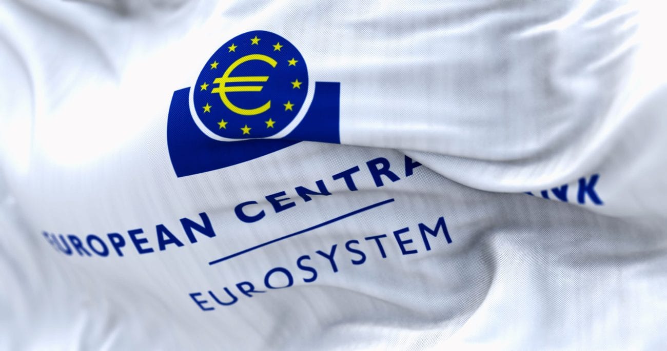 tipos BCE - Hispamer Noticias Close-up of a white fabric flag featuring the European Central Bank/Eurosystem emblem and blue text on a wrinkled background Hispamer Noticias