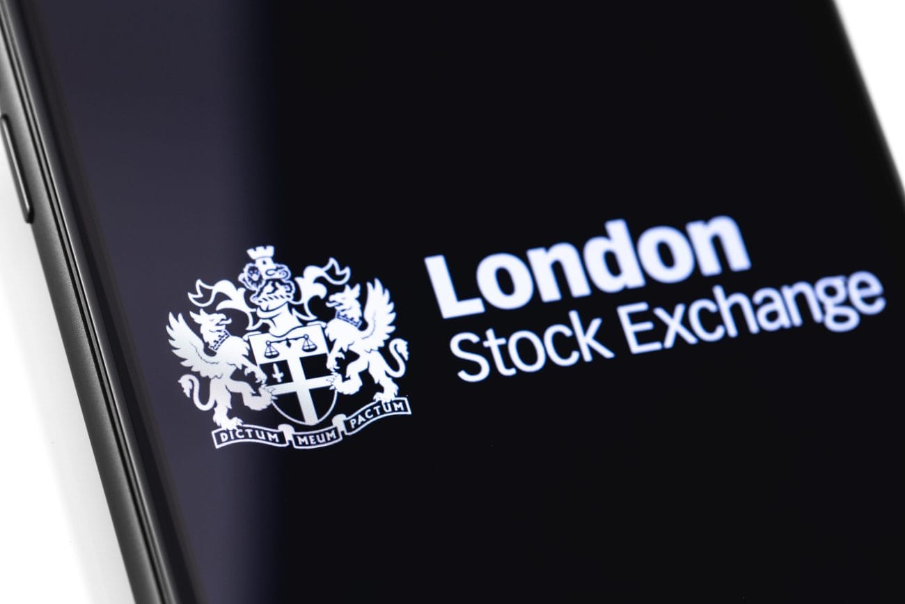 Bolsa de Londres - Hispamer Noticias Close-up of a mobile screen displaying the London Stock Exchange logo and name. Hispamer Noticias