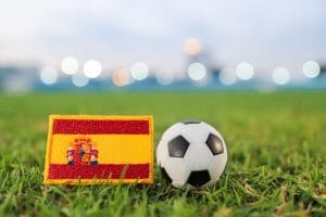 Final copa del mundo - Hispamer Noticias Spanish flag patch beside a soccer ball on green grass with blurred stadium lights in the background Hispamer Noticias