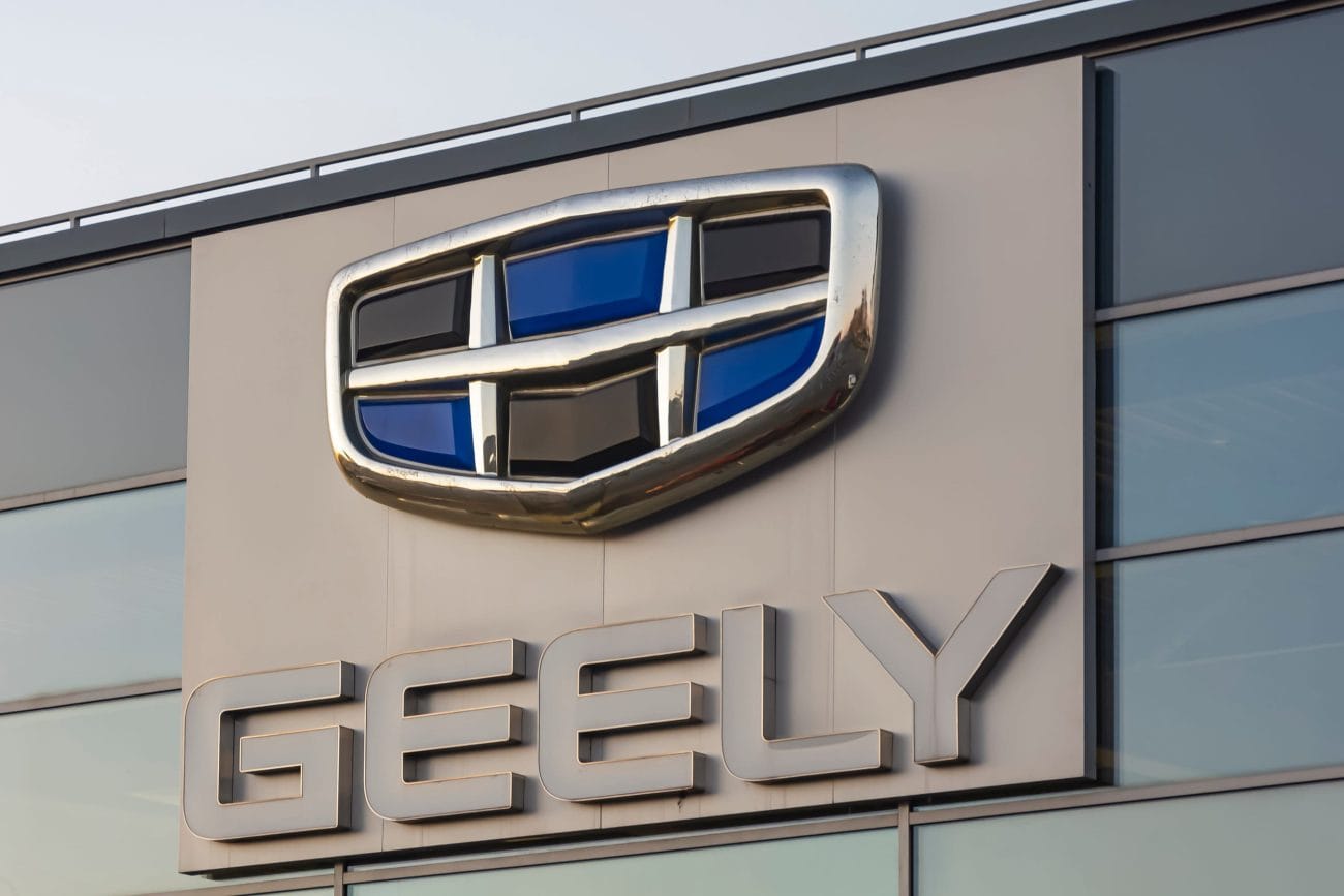 Geely dealership sign: silver Geely emblem above the word GEELY on a beige panel of a glass-front building&nbsp;Hispamer Noticias