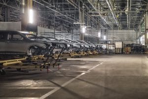 fabrica coches - Hispamer Noticias Row of silver car bodies on yellow transport stands along an automotive assembly line when in factory setting Hispamer Noticias