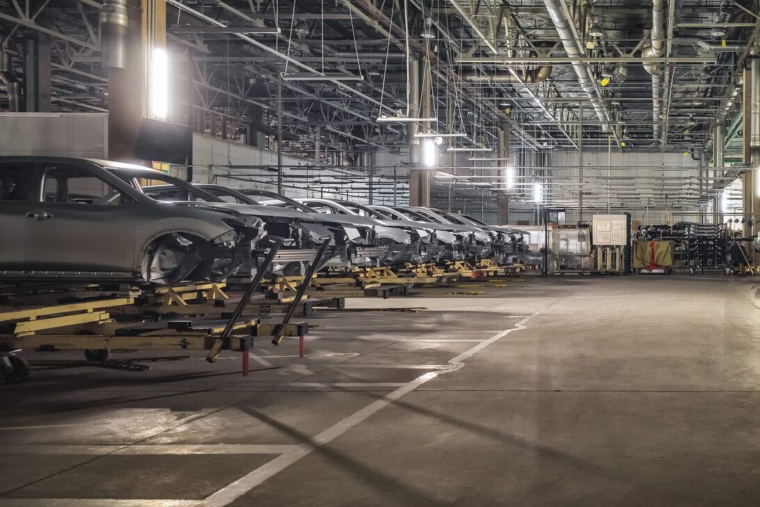 fabrica coches - Hispamer Noticias Row of silver car bodies on yellow transport stands along an automotive assembly line when in factory setting Hispamer Noticias