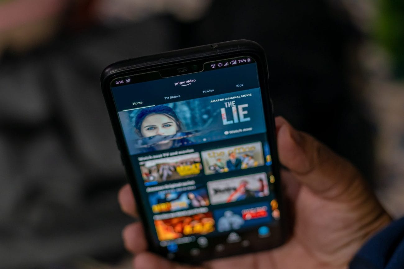 streaming 2 - Hispamer Noticias Person holding a smartphone that displays the Prime Video home screen with movie thumbnails visible on the grid. Hispamer Noticias