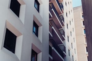 Facade of a residential buildingModern European residential apartment - Hispamer Noticias White apartment building with multiple protruding windows and dark balcony rails along the right, blue sky visible above. Hispamer Noticias