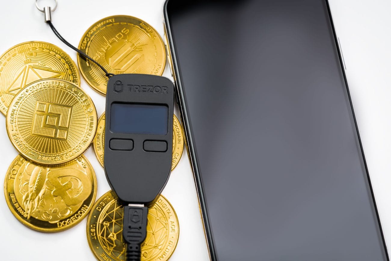 wallet criptomoneda - Hispamer Noticias Gold cryptocurrency coins with a Trezor hardware wallet connected to a smartphone. Hispamer Noticias