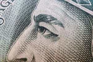 Inversiones trimestre - Hispamer Noticias Close-up of a banknote engraving showing the eye of a portrait and part of its nose/cheek area, with fine line work. Hispamer Noticias