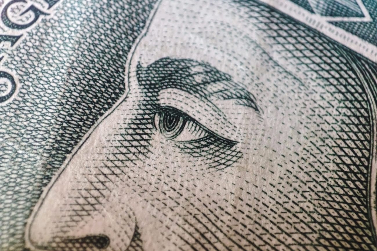 Inversiones trimestre - Hispamer Noticias Close-up of a banknote engraving showing the eye of a portrait and part of its nose/cheek area, with fine line work. Hispamer Noticias