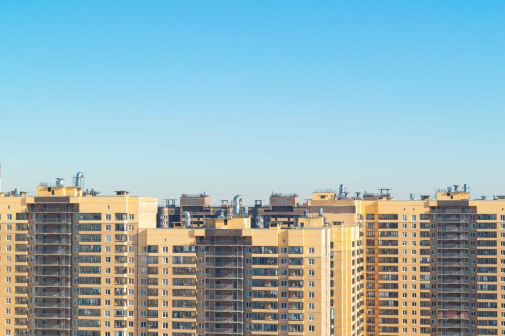 Row of beige apartment buildings with balconies under a clear blue sky.&nbsp;Hispamer Noticias